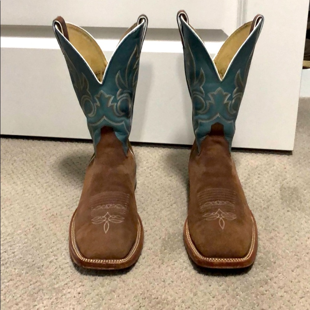 Men’s Boots. Justin rough-out